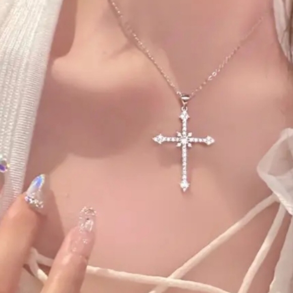 Exquisite Rhinestone Zircon Cross Necklace - Picture 4 of 4